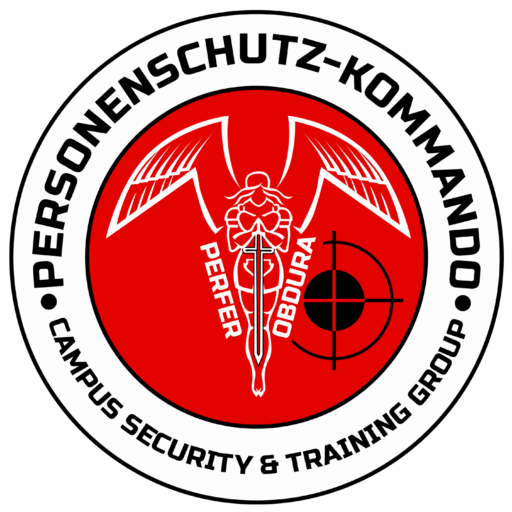 Ein kreisförmiges Logo mit der Aufschrift "PERSONENSCHUTZ-KOMMANDO" und "CAMPUS SECURITY & TRAINING GROUP" am Rand. Im Inneren des Logos erscheinen ein geflügelter Stab und ein Zielsymbol, wobei "PERFER" und "OBDURA" vertikal geschrieben sind.