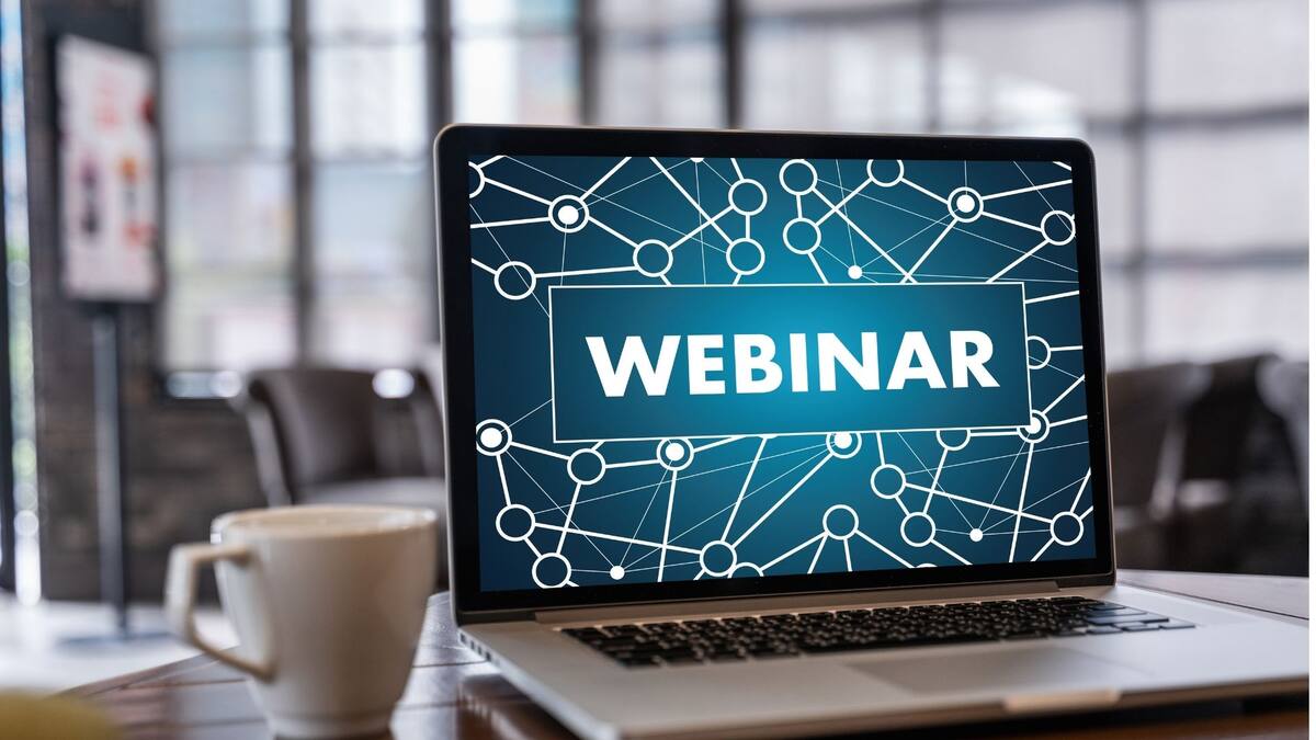 Laptop mit Webinar-Anzeige zum kostenlosen Personenschutz-Webinar